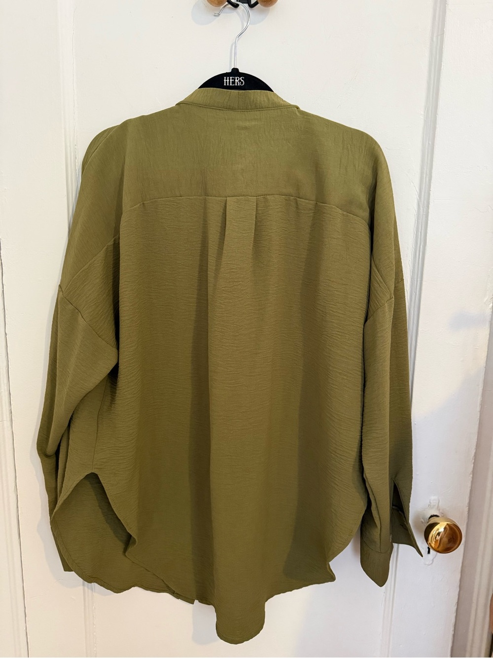 How do you wear that essential shirt in Olive. - Picture 4 of 5